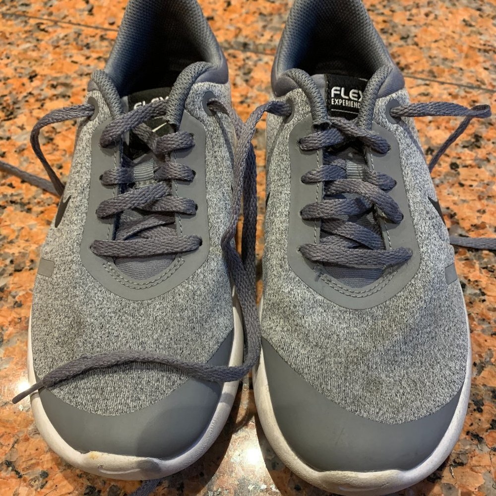 NIKE Boys' Flex Experience RN 8 Running Shoes Sneaker Size 3.5 Grey Black White